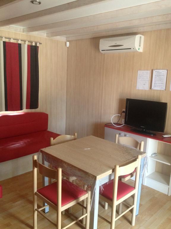 Camping Residence Chalet La Pomposa Terrazzoni Бонифачо Номер фото